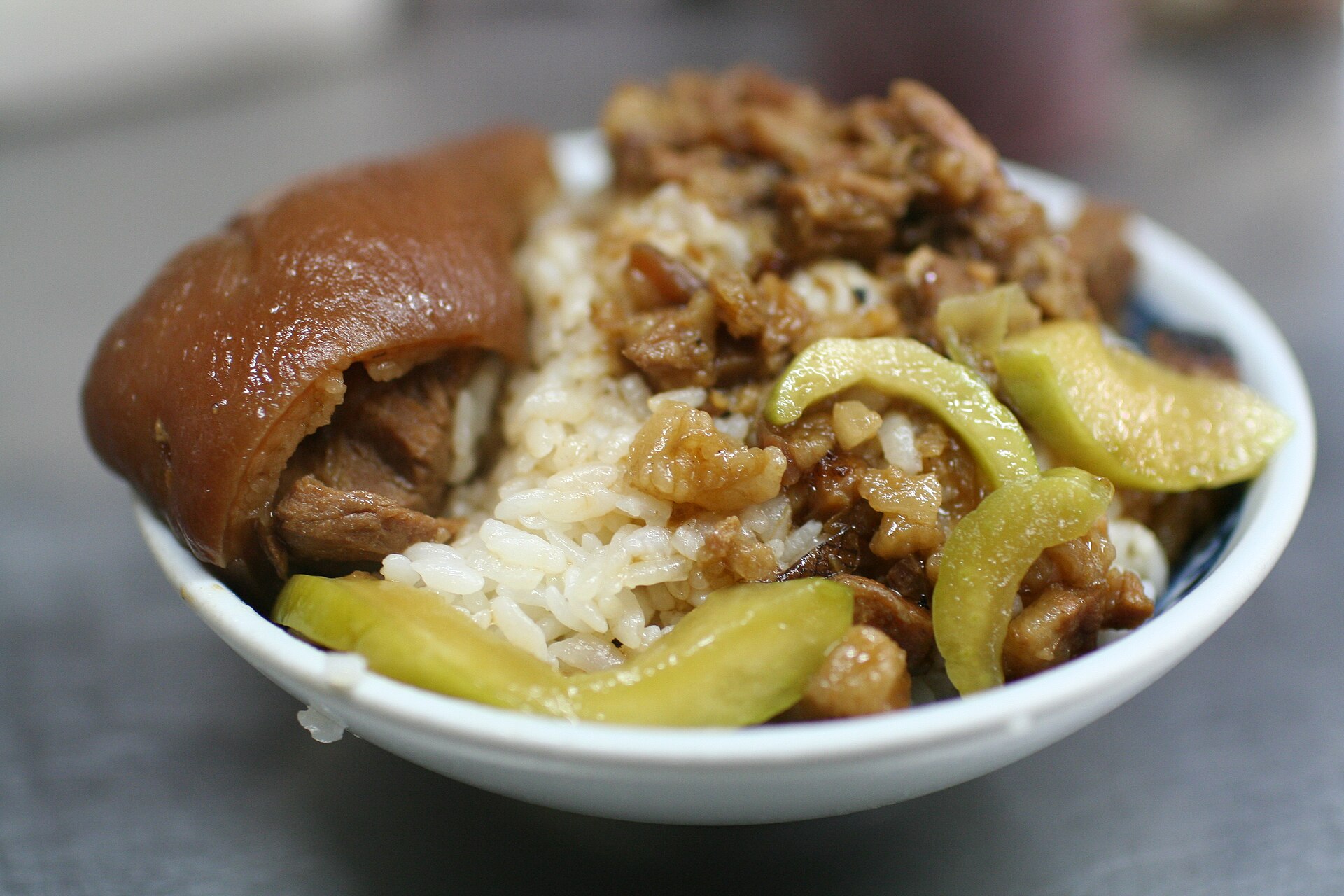台湾・台中の市場の魯肉飯