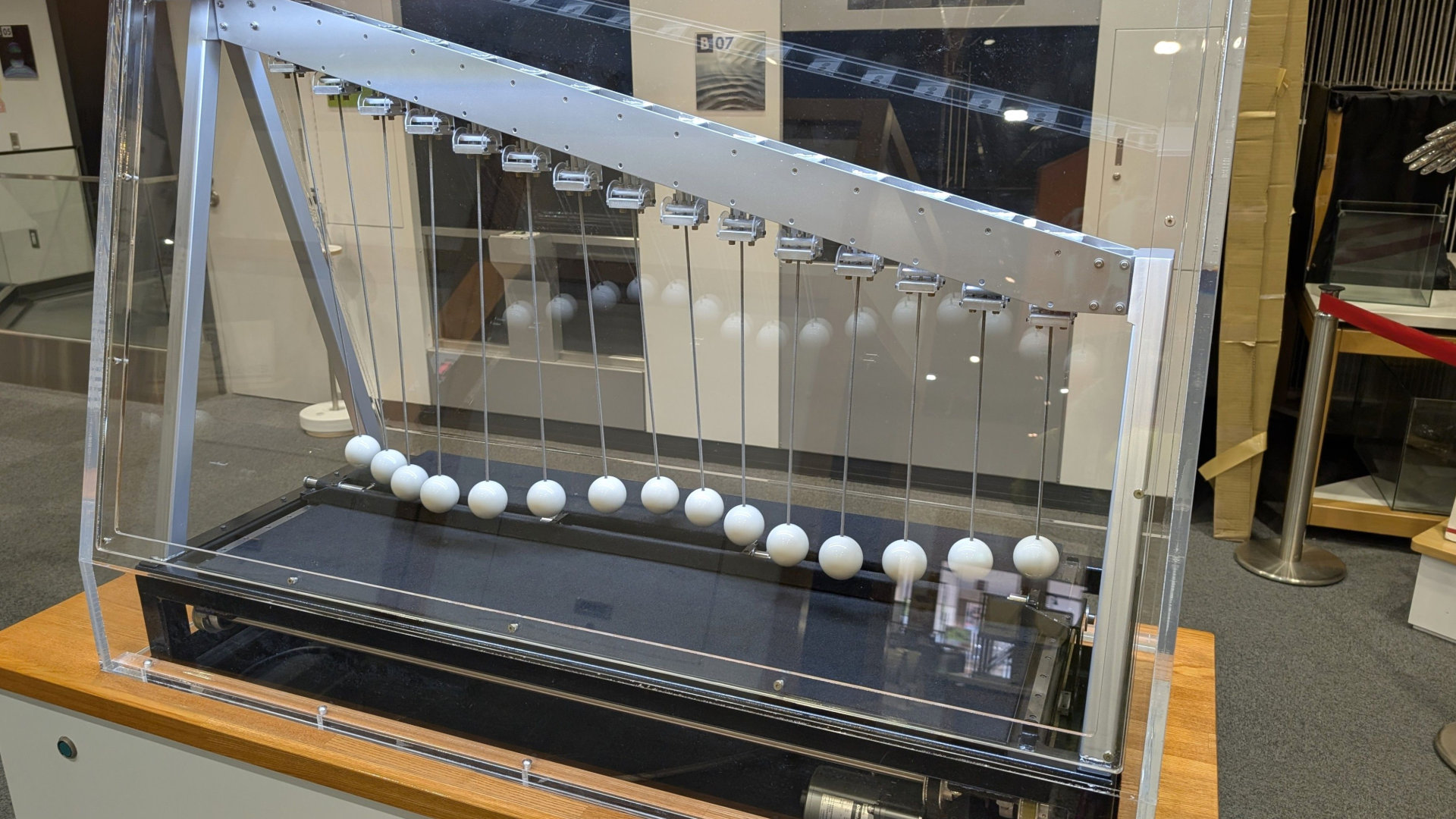 科学館の展示 ペンデュラムウェーブ実験装置