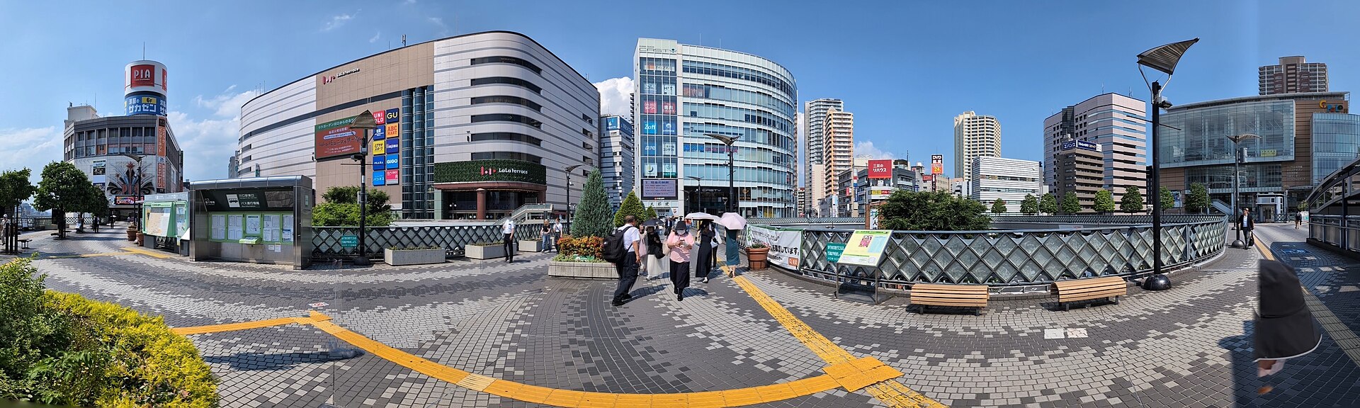 川口駅東口のペデストリアンデッキとららテラス川口